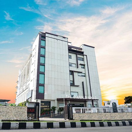 The Emerald Grand Dehradun Exteriör bild