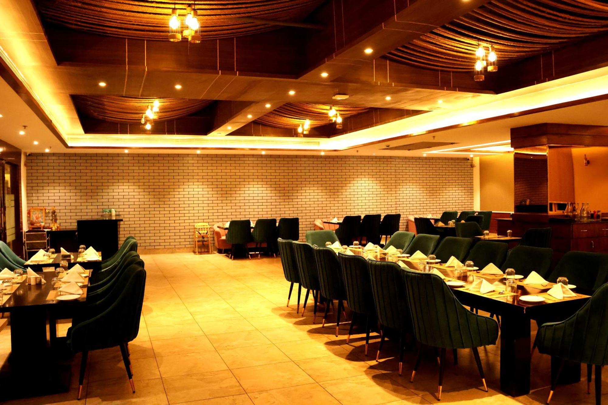 The Emerald Grand Dehradun Exteriör bild