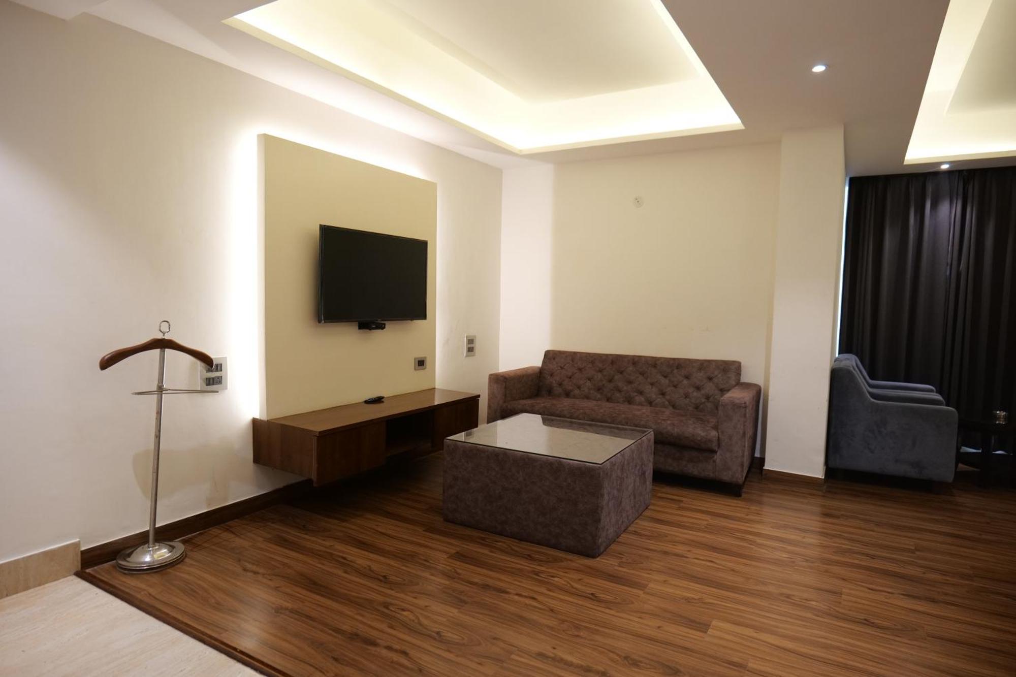 The Emerald Grand Dehradun Exteriör bild