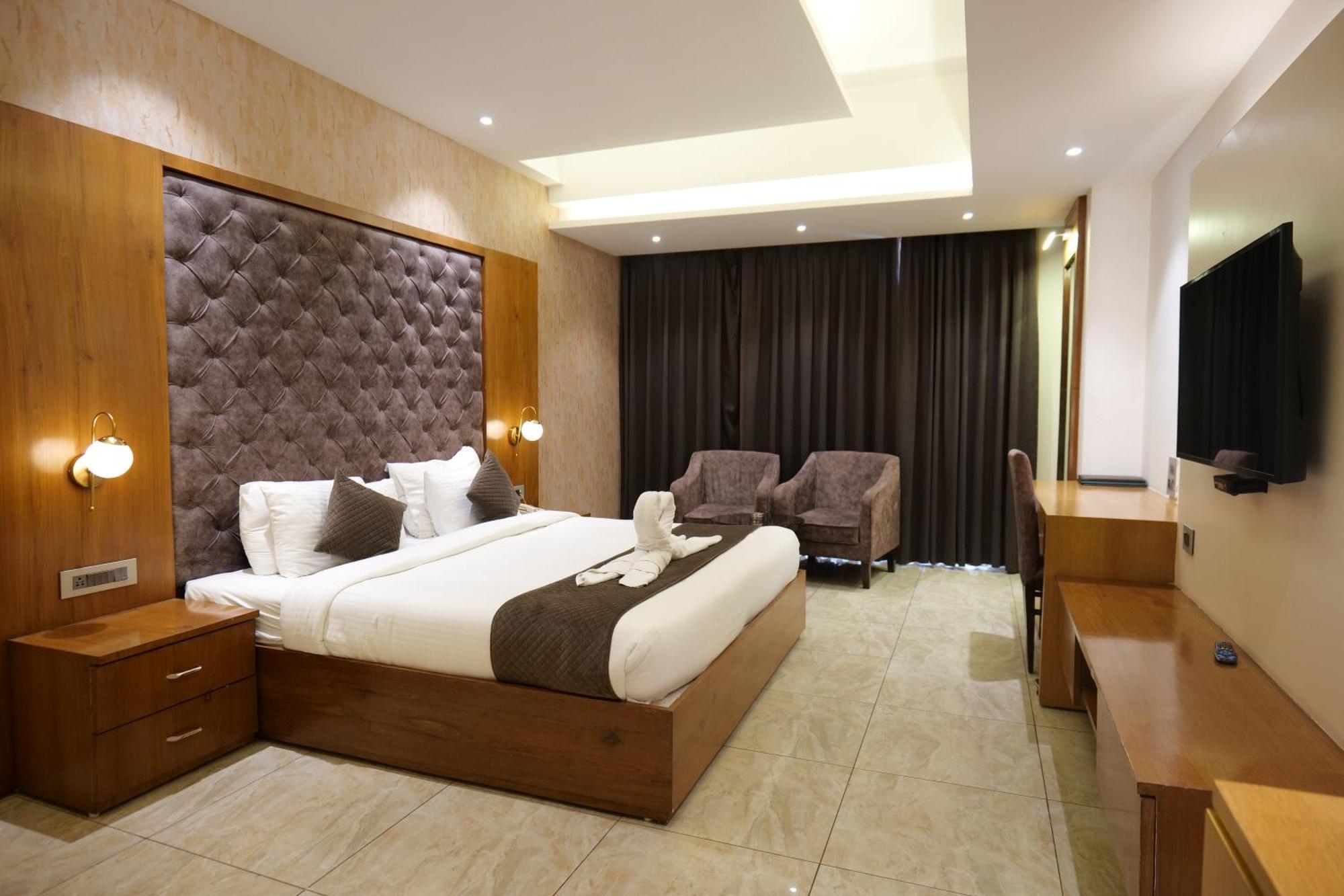The Emerald Grand Dehradun Exteriör bild